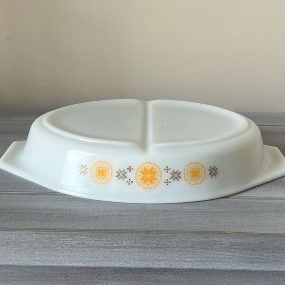 Vintage Pyrex Vintage Town and Country Divided Dish with Lid 1 1/2 Qt. - Picture 6 of 7